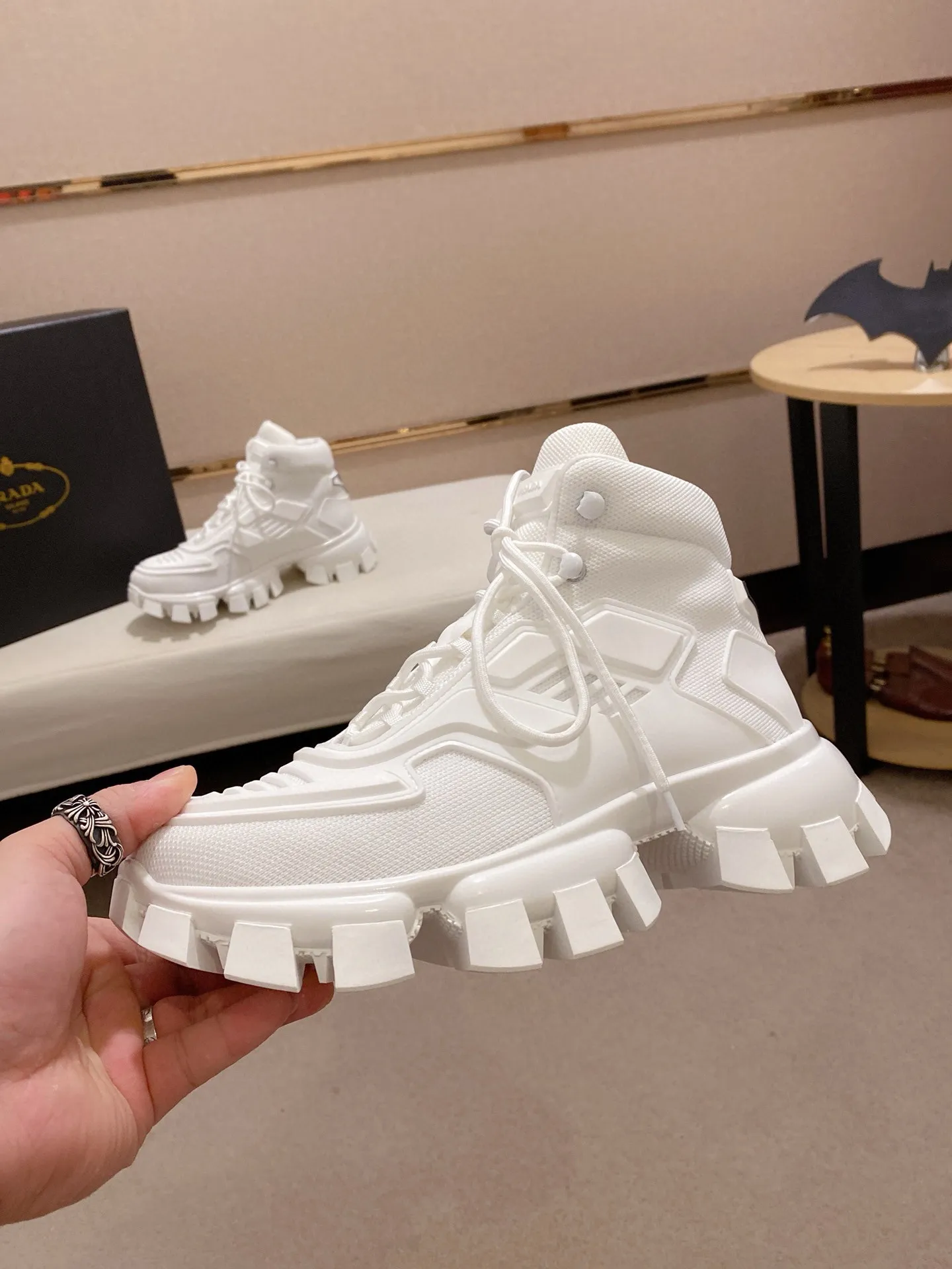 Men's shoes 💰 660💰 ✔️✔️✔️High version for couples 👫 High-quality new PRADA (Prada) counters are launched simultaneously, new men's shoes, 😘fabrics are selected from first-layer cowhide. Lining: imported elastic mesh➕cowhide lining. 👍🏿High-end☄️Open-molded non-slip rubber outsole, exquisite lines, simple and elegant, comfortable and high-end for leisure travel. Number of yards: 35 to 44. Can be customized: 45 46 yards